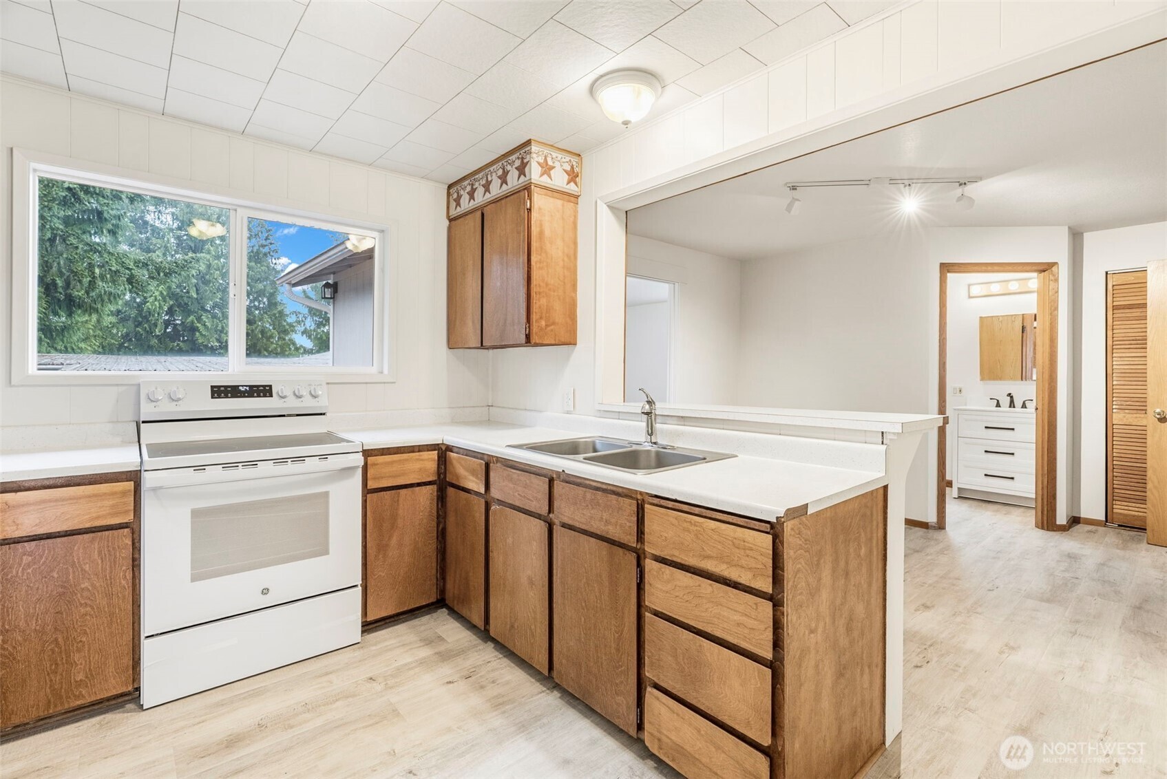 175 Jacobson Road Cathlamet, WA 98612 - Photo 22 of 32 a kitchen with a sink stove and refrigerator