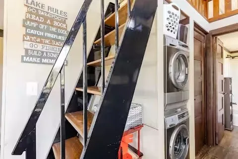 a view of an entryway with washer and dryer