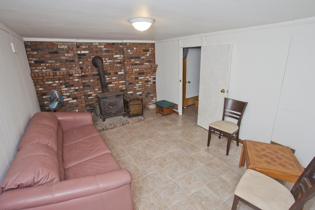 267 Shawmut Street Springfield, MA 01108 - Photo 25 of 30 a living room with furniture