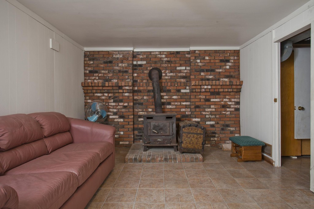 267 Shawmut Street Springfield, MA 01108 - Photo 26 of 30 a living room with furniture