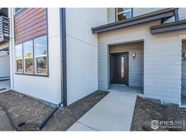 a view of an entrance of the house