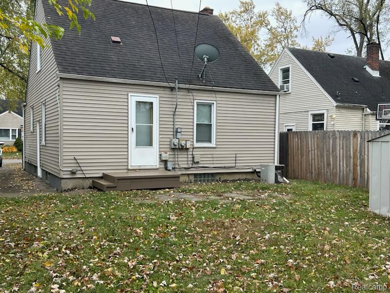 2438 Columbia Road Berkley, MI 48072 - Photo 2 of 17