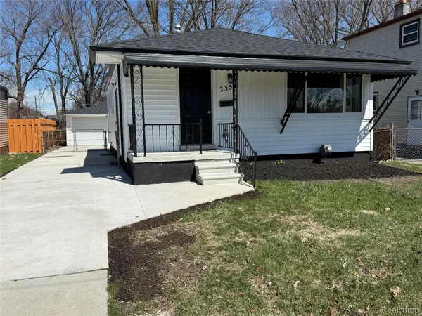 $2,300 | 23541 Elmira Street, St. Clair Shores, MI 48082