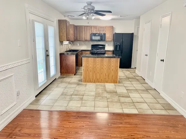 $2,000 | 2505 Overland Trail, Dickinson, TX 77539