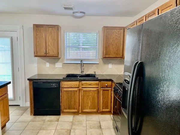 $2,000 | 2505 Overland Trail, Dickinson, TX 77539