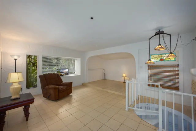a view of livingroom with furniture