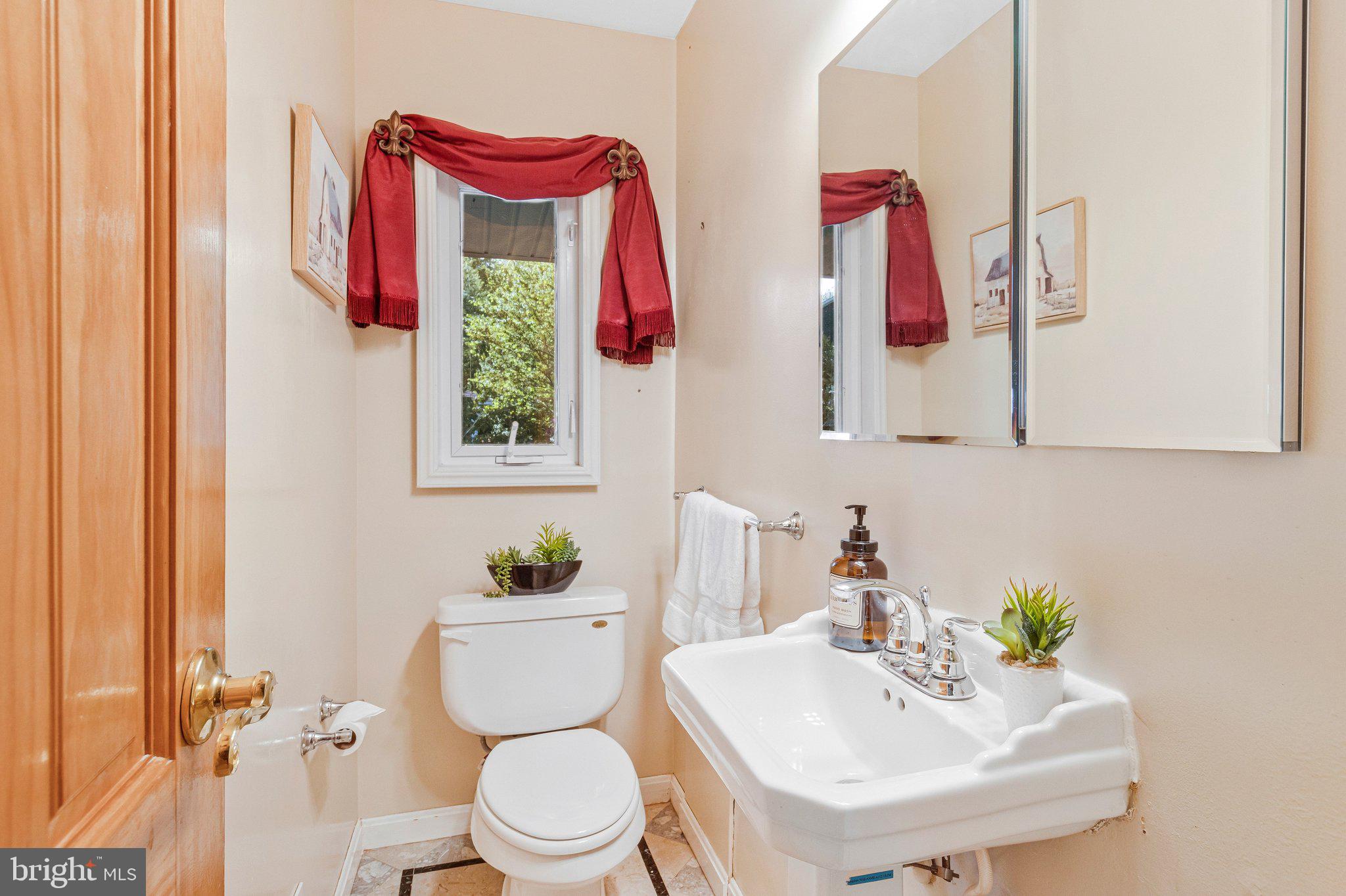 6400 Julian Street Springfield, VA 22150 - Photo 23 of 71 Main Floor Half Bath