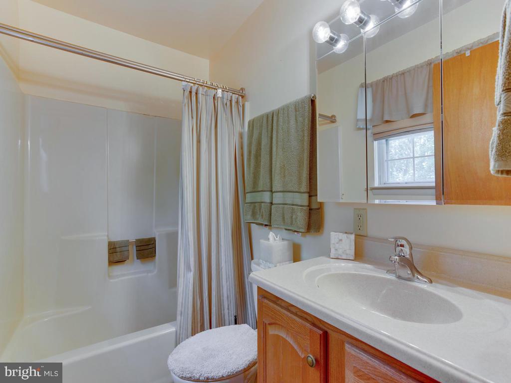 5040 Hardesty Road Sunderland, MD 20689 - Photo 20 of 44 Hall bathroom