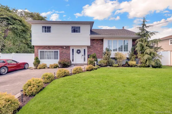 $799,000 | 31 Leeds Lane, North Babylon, NY 11703