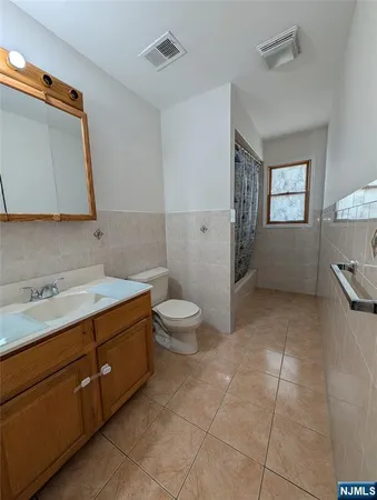 $3,200 | 226 Newark Avenue, Unit 2, Lyndhurst, NJ 07071