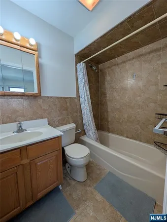 $3,200 | 226 Newark Avenue, Unit 2, Lyndhurst, NJ 07071