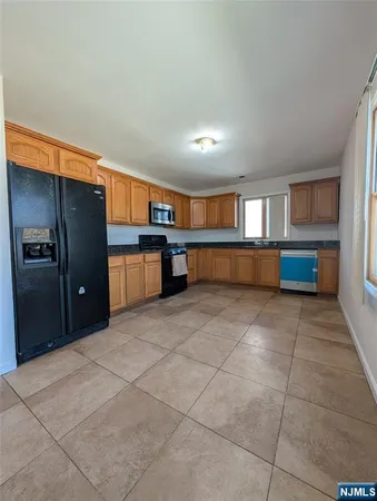 $3,200 | 226 Newark Avenue, Unit 2, Lyndhurst, NJ 07071