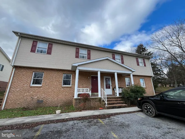 $1,300 | 704 A Thomas Lane, Martinsburg, WV 25401