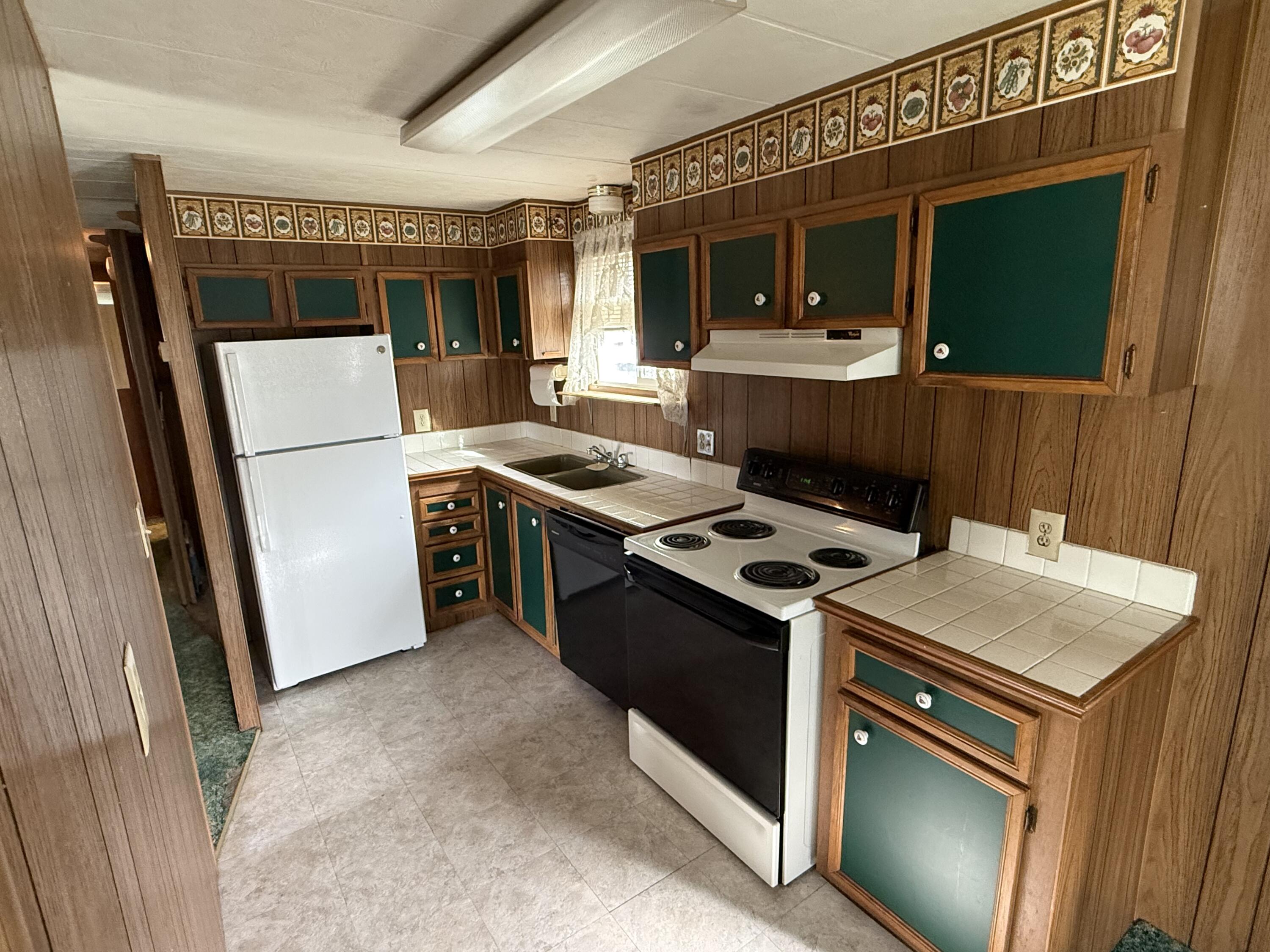421 Stevens Road, Unit 20 Eagle Point, OR 97524 - Photo 8 of 22 a kitchen with a stove and a refrigerator