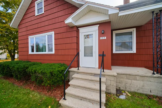 $179,900 | 177 8th Street, Manistee, MI 49660