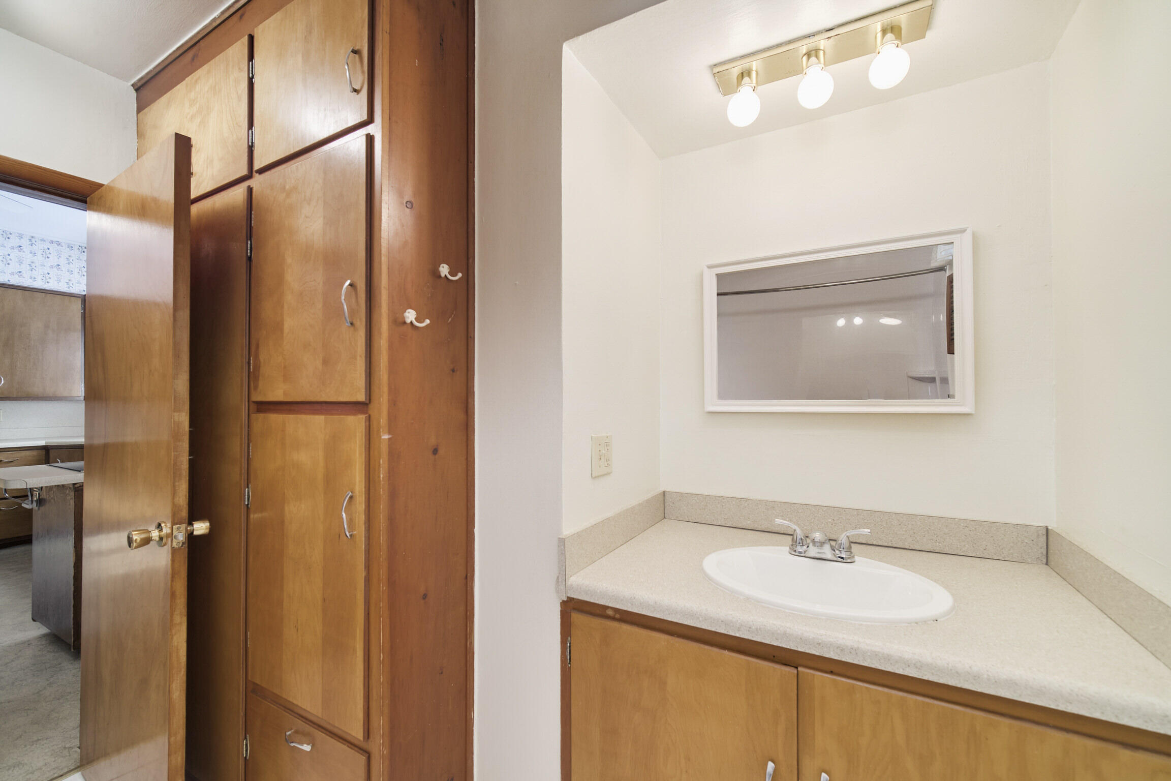 177 8th Street Manistee, MI 49660 - Photo 23 of 42 Full Bathroom