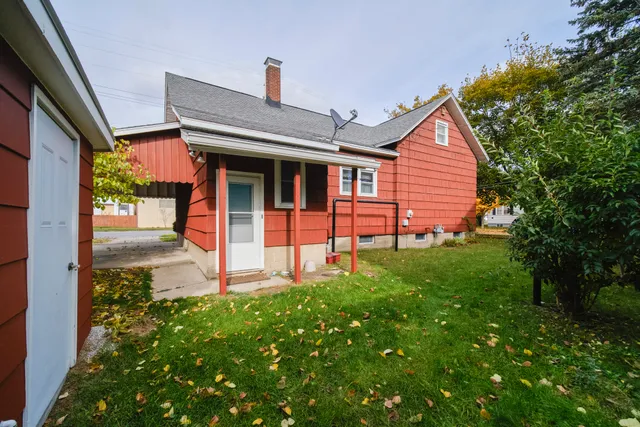 $179,900 | 177 8th Street, Manistee, MI 49660