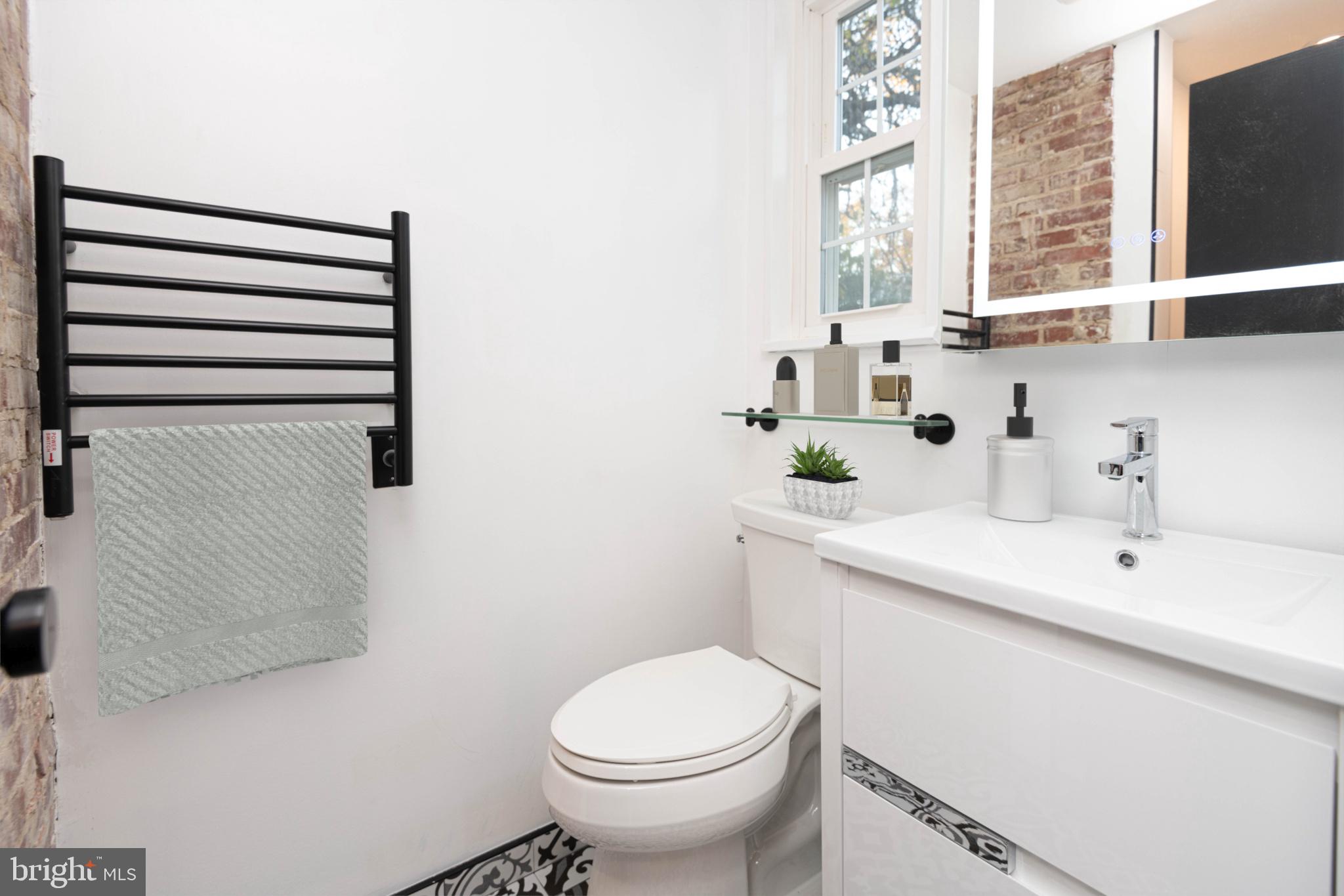 1323 Fernway Road Northwest Washington, DC 20012 - Photo 8 of 17 Bathroom view