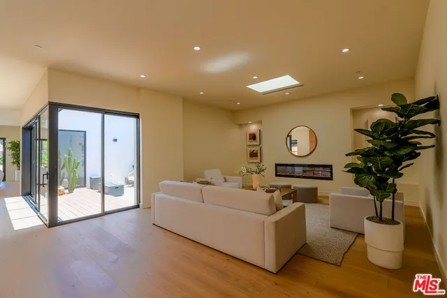 a view of a kitchen and dining room