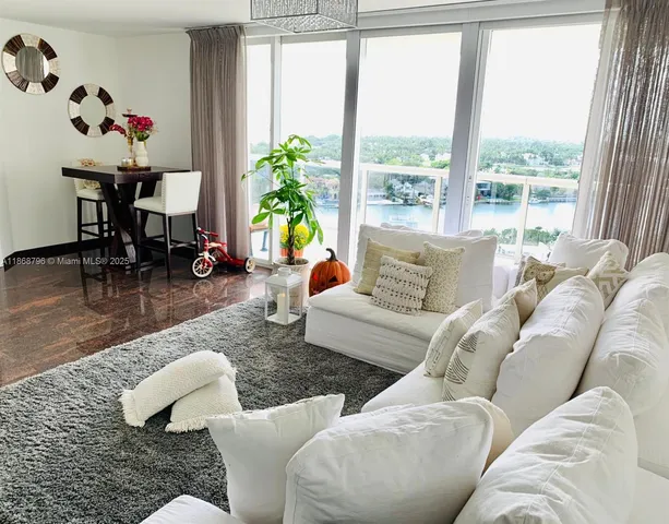 $5,500 | 6301 Collins Avenue, Unit 1606, Miami Beach, FL 33141