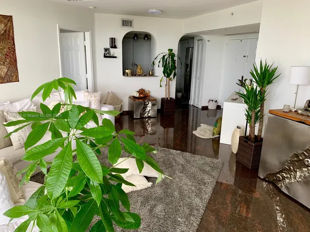 $5,500 | 6301 Collins Avenue, Unit 1606, Miami Beach, FL 33141