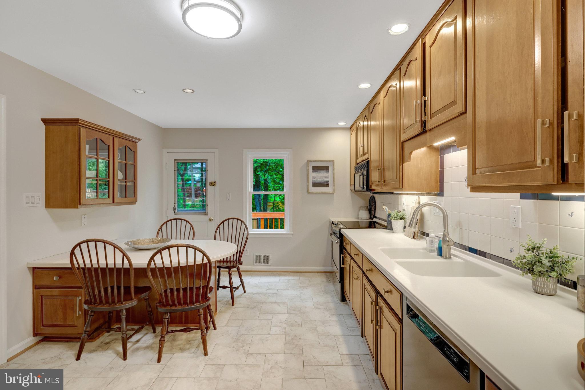 3819 Acosta Road Fairfax, VA 22031 - Photo 20 of 74 Breakfast area in the kitchen