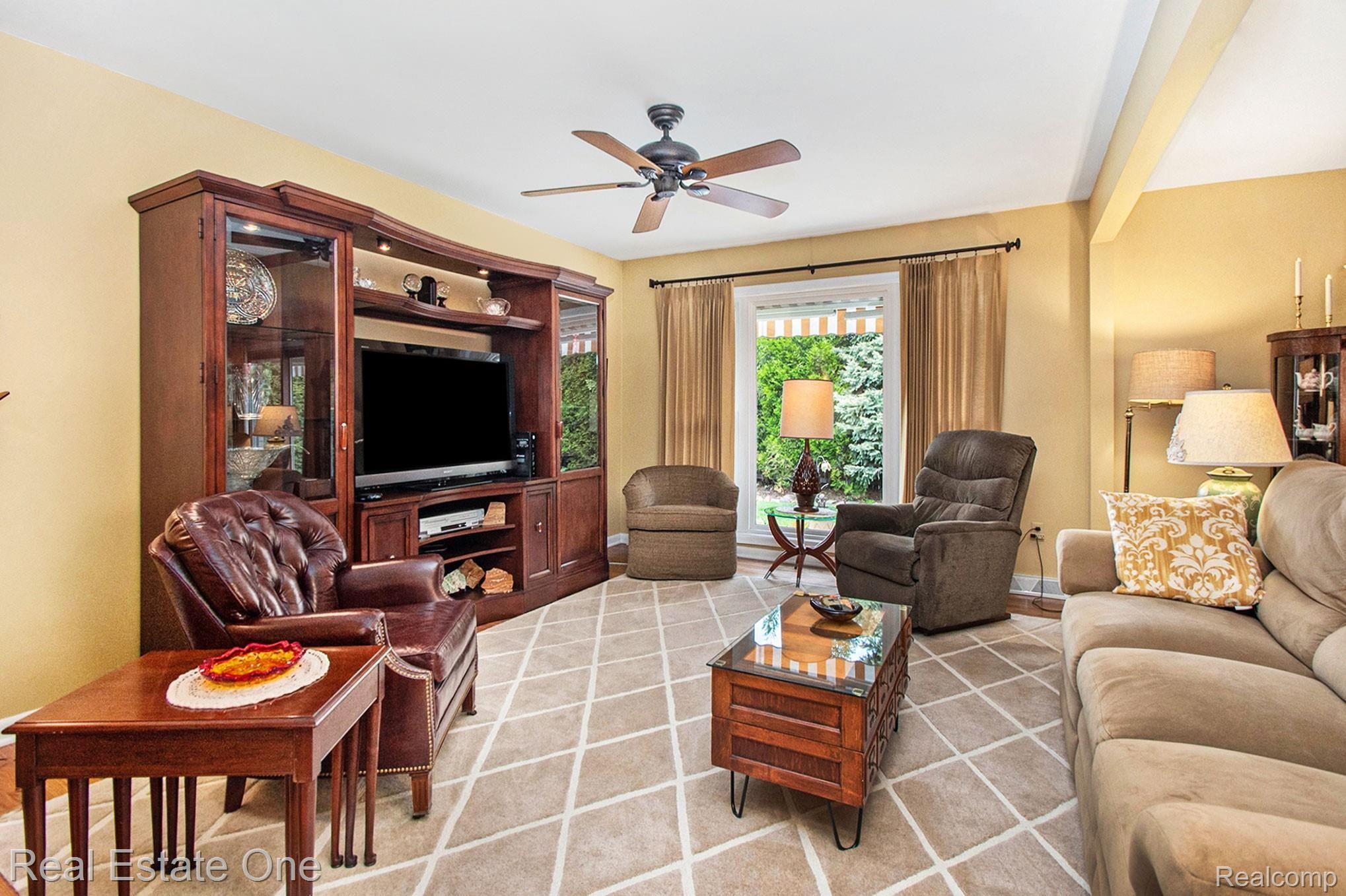 11198 Afton Road Southgate, MI 48195 - Photo 3 of 25 Beautiful open concept living room dining room & kitchen