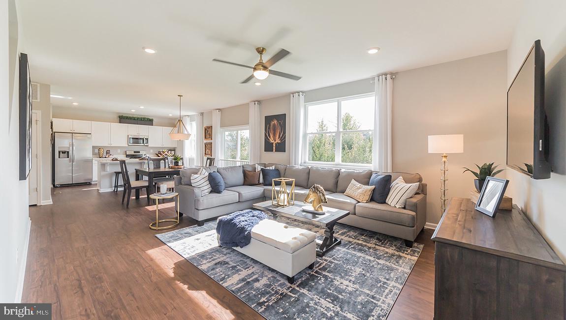 10 Moro Road Egg Harbor Township, NJ 08234 - Photo 5 of 42 a living room with furniture wooden floor and a flat screen tv