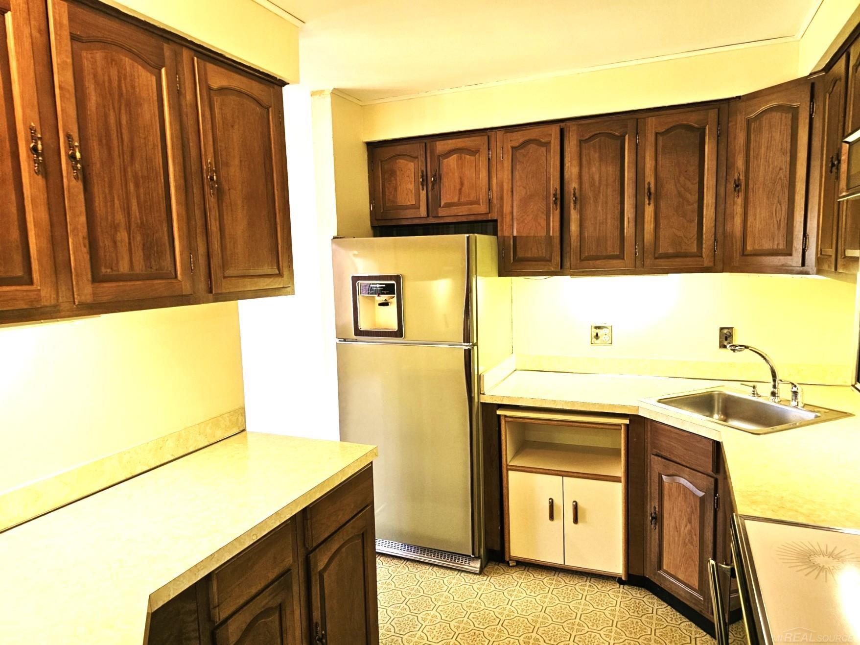 29498 Hoover Road Warren, MI 48093 - Photo 9 of 27 Lots of Counter Space!