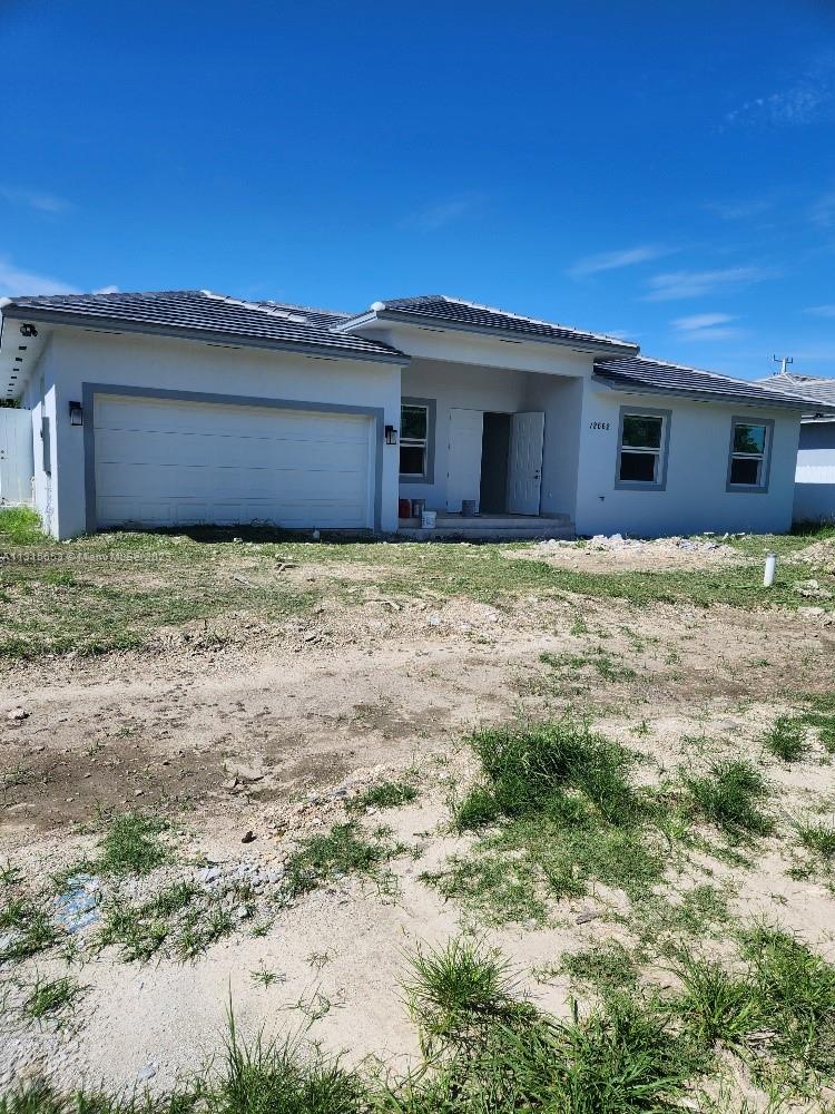 a view of a house with a back yard