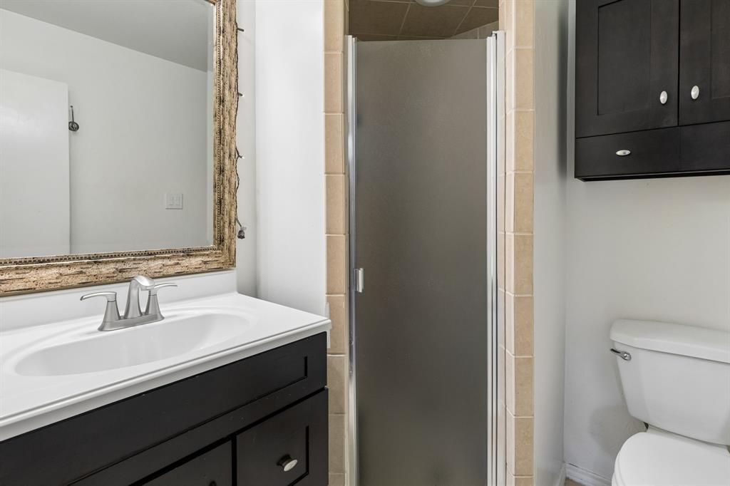 6502 Riverview Lane Dallas, TX 75248 - Photo 28 of 40 Full bath with shower on main floor
