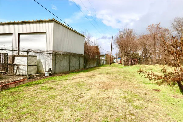 a view of back yard of the house