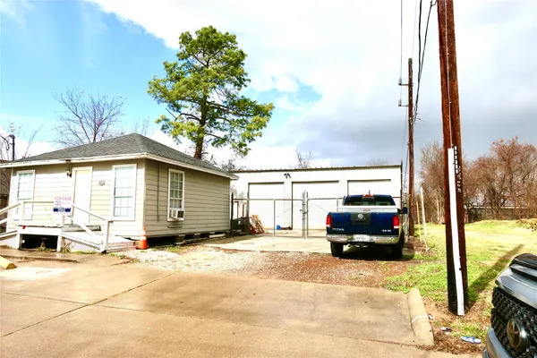 a view of a car park in front of house