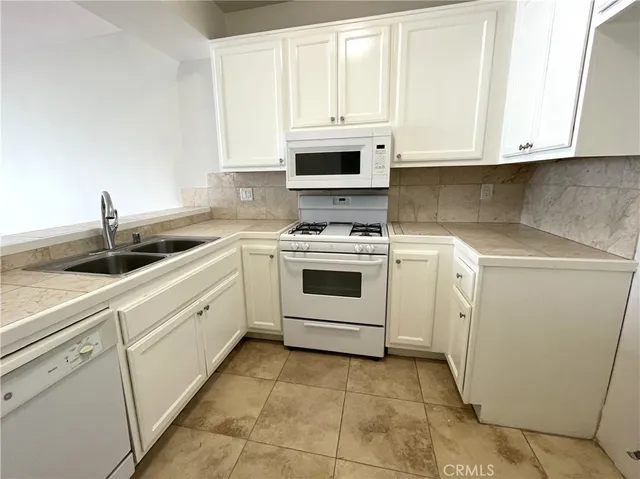 $2,595 | 555 Maine Avenue, Unit 313, Long Beach, CA 90802