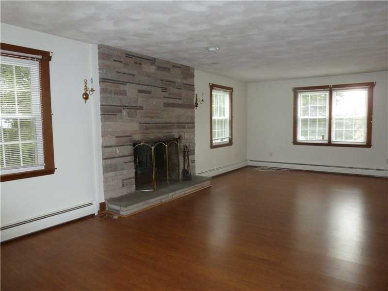 8 Maple Road Warren, RI 02885 - Photo 4 of 14 Living Room.