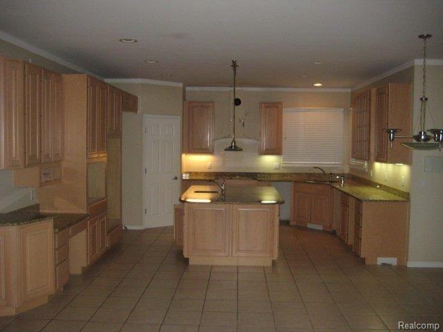 6811 OAKHURST RIDGE CLARKSTON MA