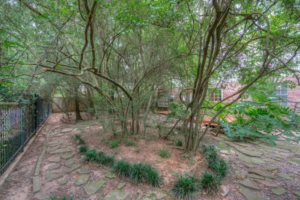 $2,550 | 11 Robin Run Drive, The Woodlands, TX 77381