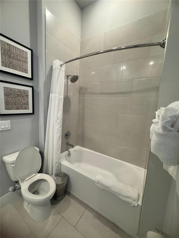 7770 Sandy Ridge Drive, Unit 210 Reunion, FL 34747 - Photo 15 of 42 a bathroom with a toilet and a bathtub