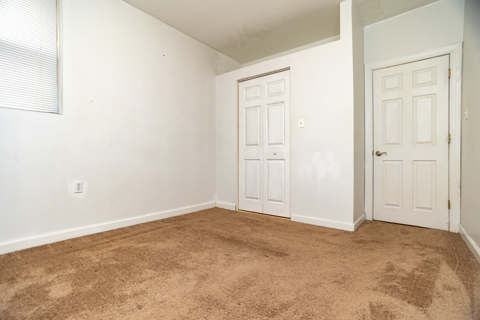 5745 North Ridge Avenue, Unit G Chicago, IL 60660 - Photo 12 of 16 an empty room with windows
