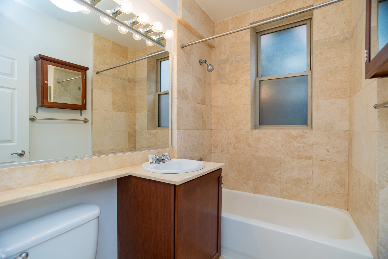 5745 North Ridge Avenue, Unit G Chicago, IL 60660 - Photo 13 of 16 a bathroom with a sink and a bathtub