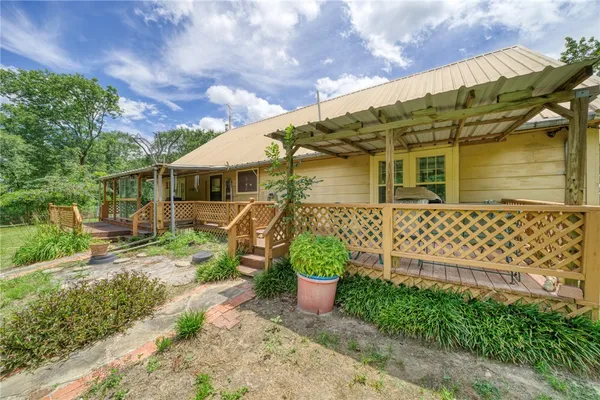 a view of a house with backyard