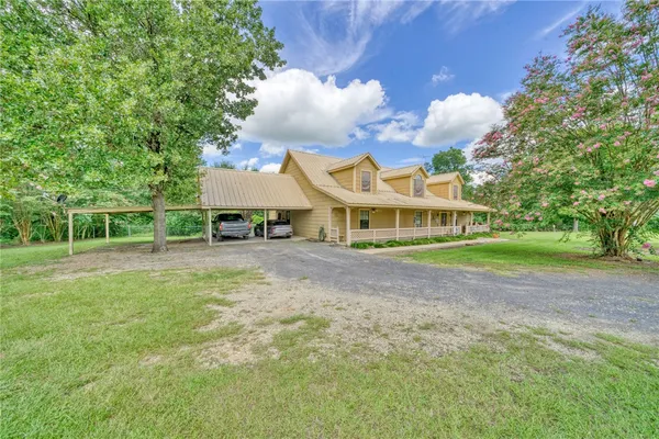 a view of a house with a yard