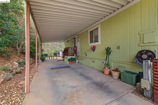 a view of a house with backyard and garden