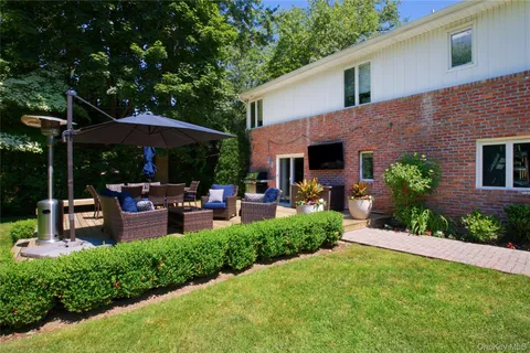 $1,899,000 | 16 Cherrywood Lane, Port Washington, NY 11050