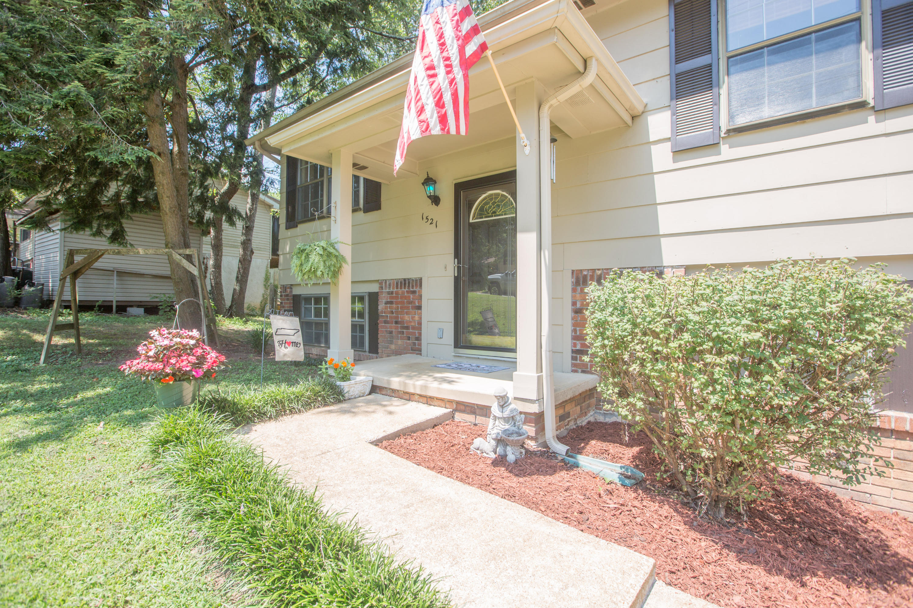 1521 North Chester Road Hixson, TN 37343 - Photo 2 of 26 Inviting entry