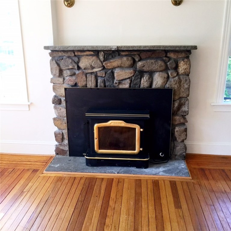 75 Edgemere Road Pawtucket, RI 02861 - Photo 8 of 21 Gallery Image 8