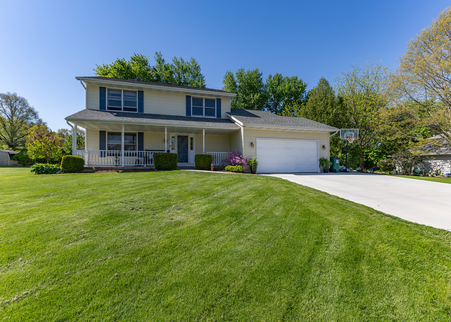 57 Deer Path Court Geneseo, IL 61254 - Photo 2 of 32 a front view of a house with yard and green space