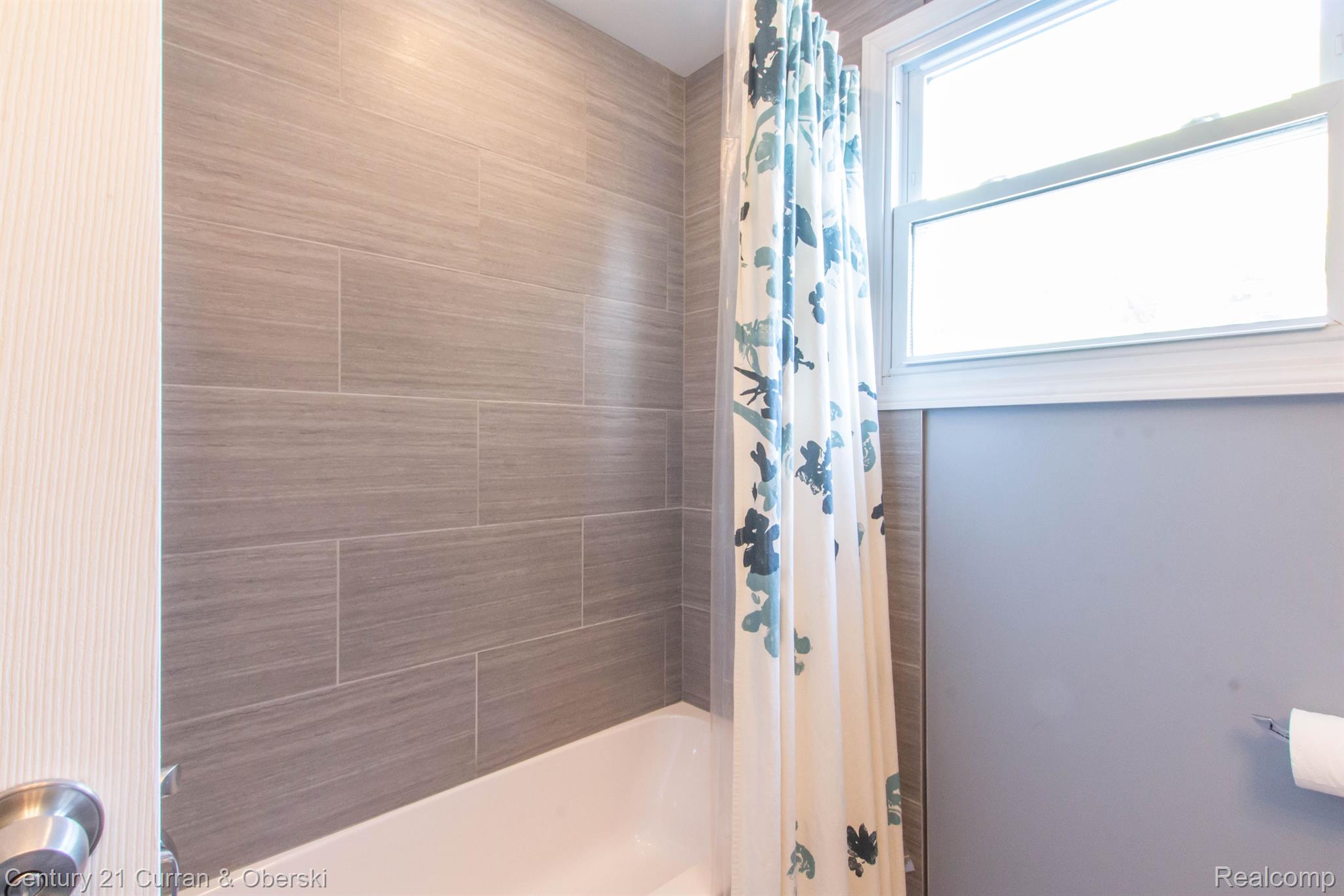 2814 Bembridge Road Royal Oak, MI 48073 - Photo 32 of 46 Primary Bathroom En Suite