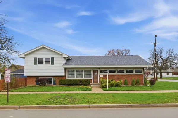 $3,140 | 155 East Madison Street, Elmhurst, IL 60126