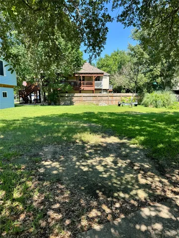 a view of yard with green space